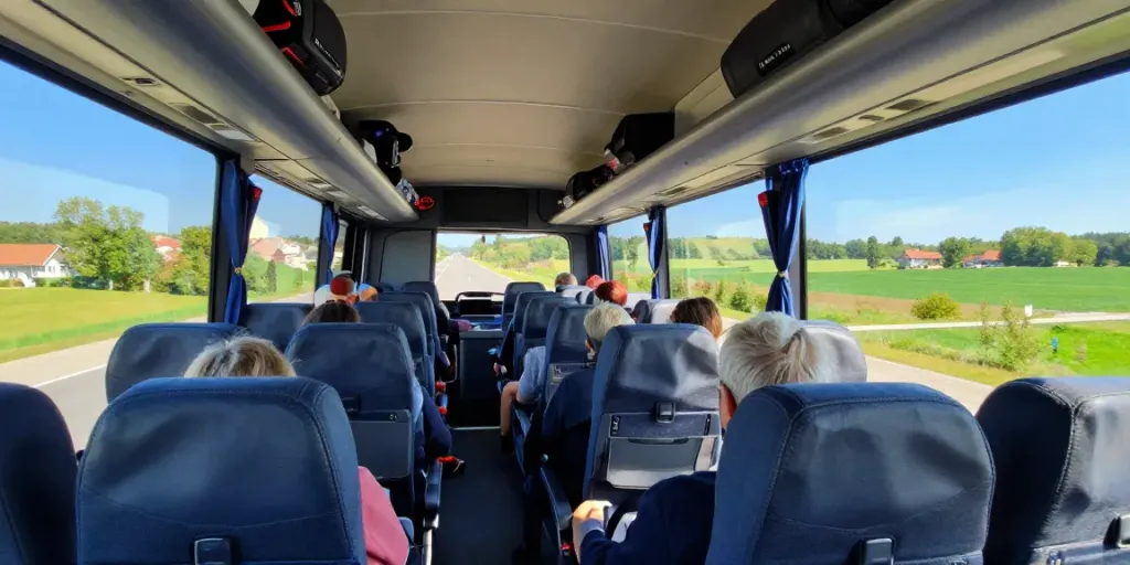 Transport Moldova Olanda - Pasageri confortabil într-un autocar modern pe drum către Olanda.
